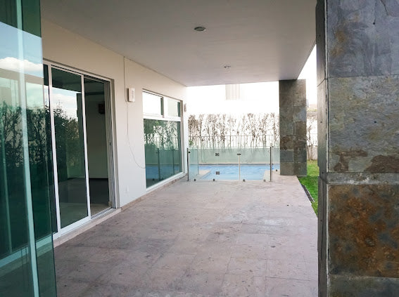 Residencia con acabados de mármol en el condominio la pradera