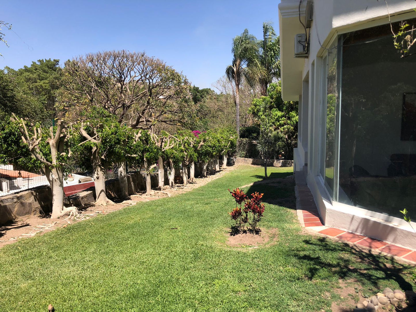 Vive rodeado de naturaleza dentro del fraccionamiento Las Cañadas, con campo de golf, club, centro comercial y el colegio alemán.