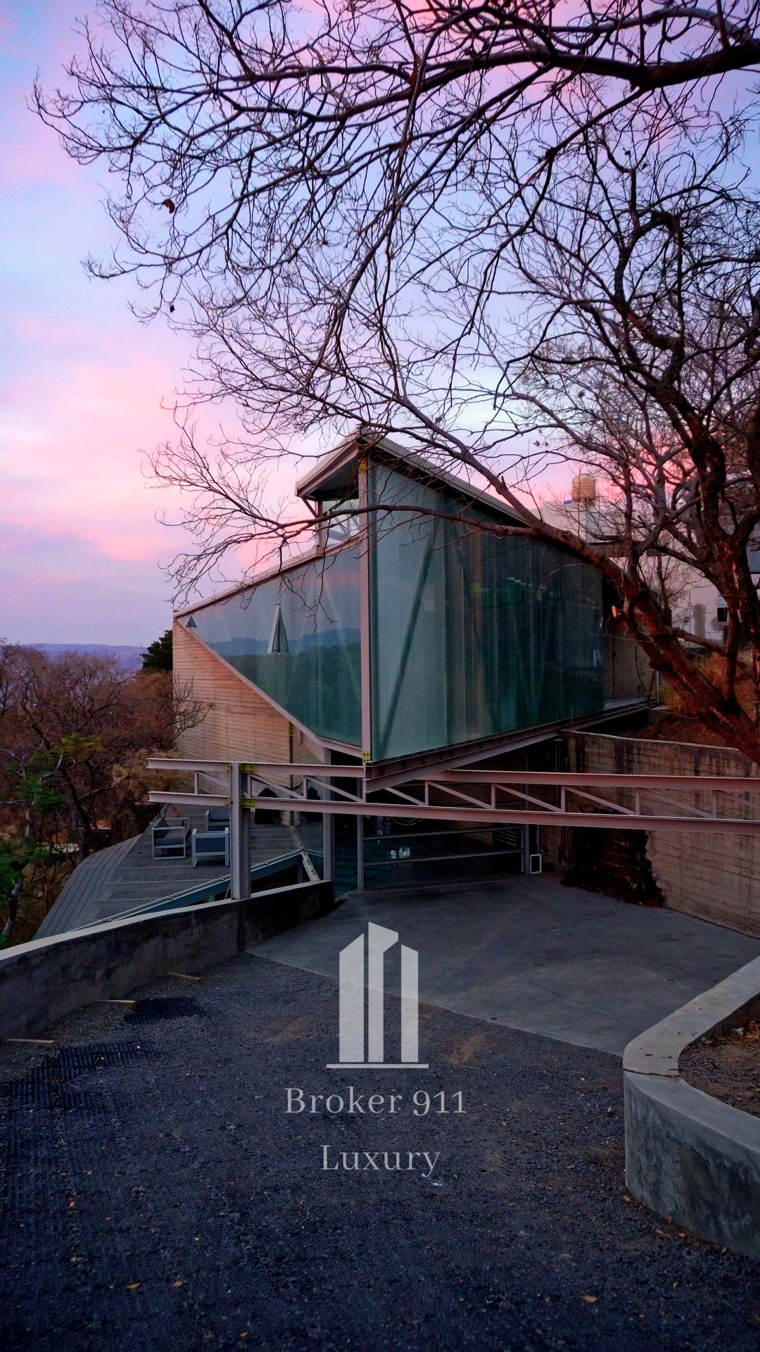 Casa Moderna en el fraccionamiento las Cañadas con un estilo excepcional arquitectónico único en su tipo